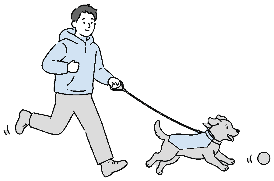 芝の上で愛犬と走る人