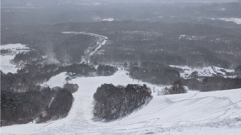 雪が降る泉ヶ岳のゲレンデ