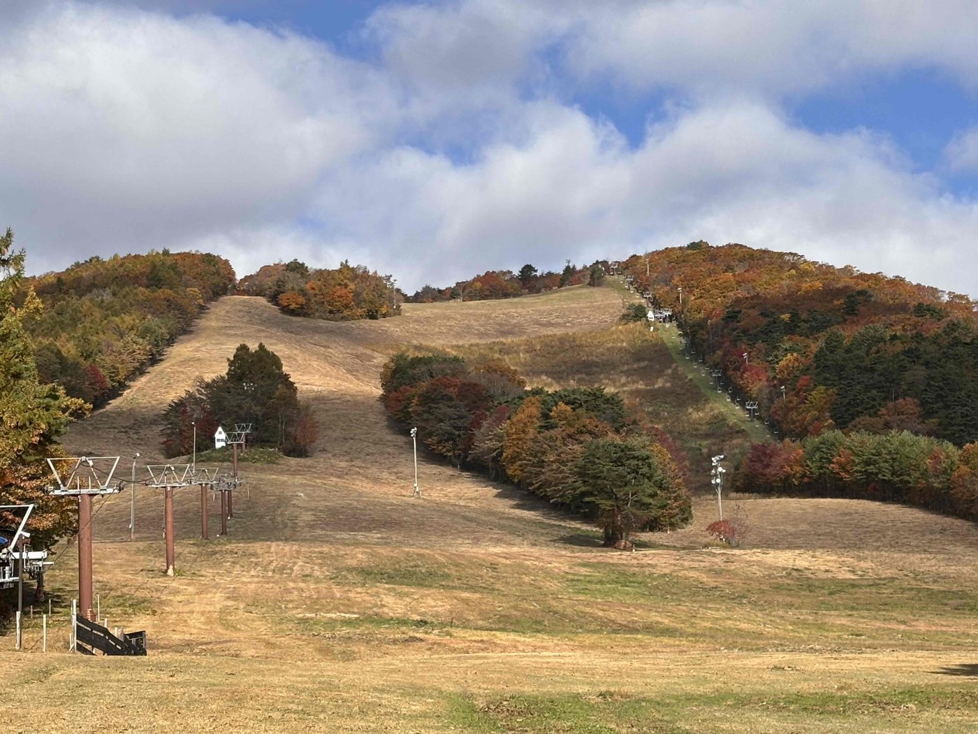 紅葉に囲まれた泉ヶ岳のゲレンデ