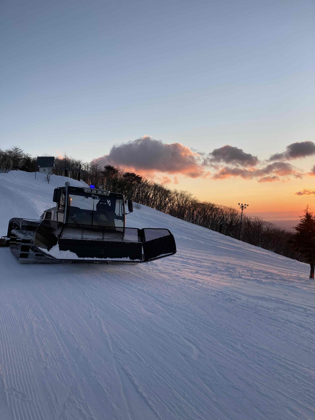 夕暮れの雪上車